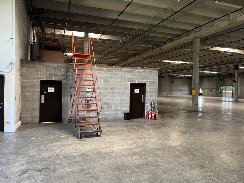 More Photos Of 7649 Airport Dr, Macon-Bibb Warehouse For Lease