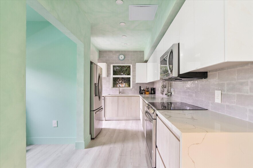 More Photos Of 22 NE 44th St, Miami Office Residential For Lease