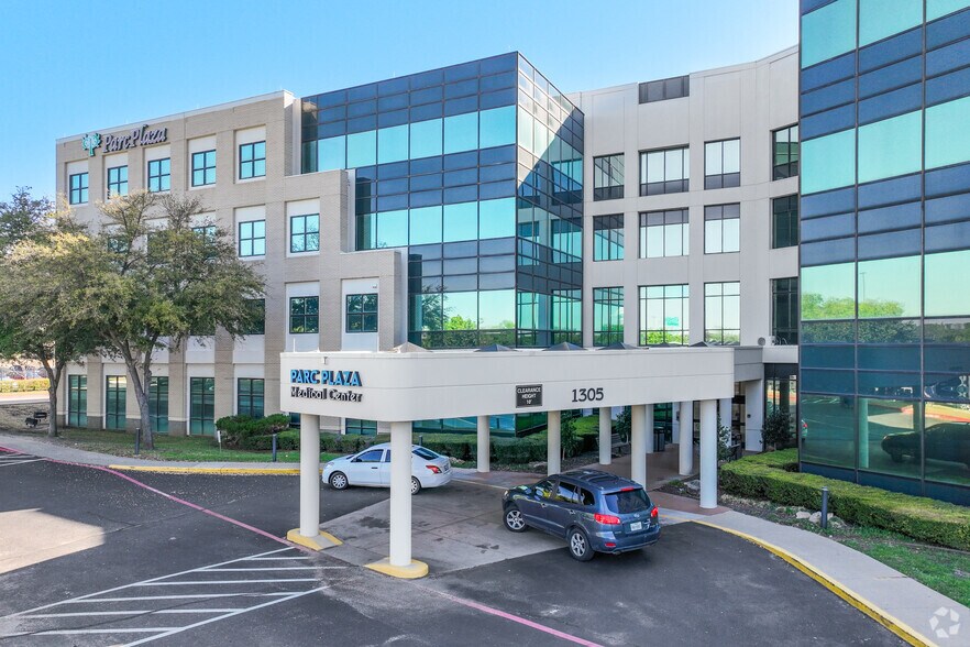 More Photos Of 1305 Airport Fwy, Bedford Medical For Lease