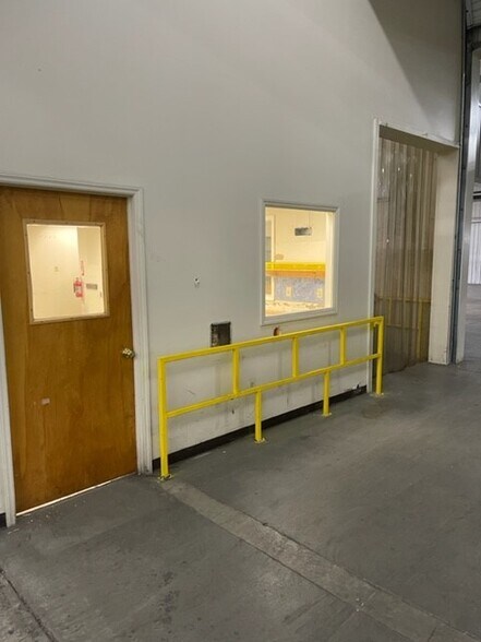 More Photos Of 606 Pine Tree Rd, Oxford Warehouse For Lease