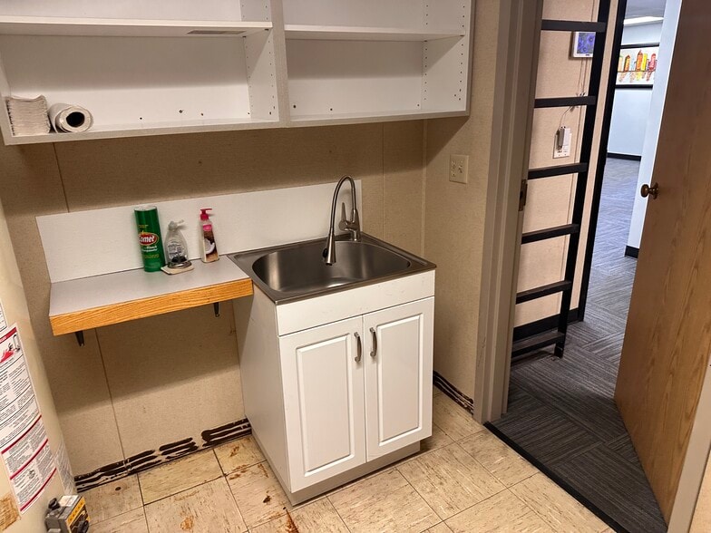 More Photos Of 5171 Plainfield Ave NE, Grand Rapids Medical For Lease