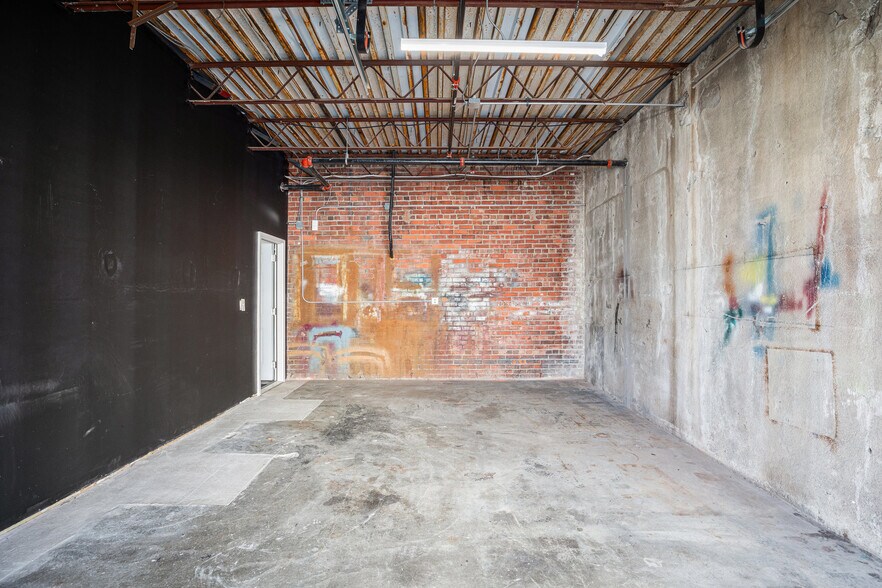 More Photos Of 2645 Madison Ave, Kansas City Apartments For Lease
