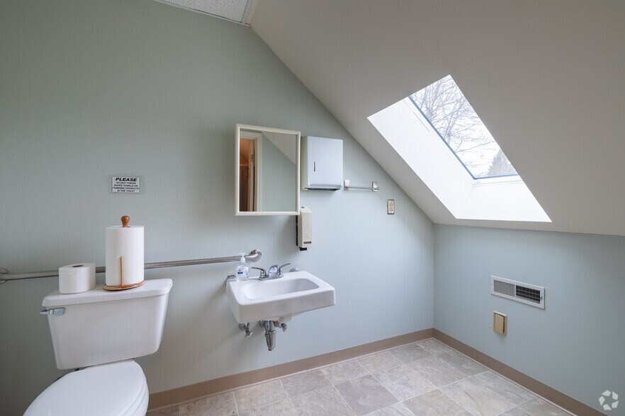 More Photos Of 109 Colon St, Beverly Medical For Lease