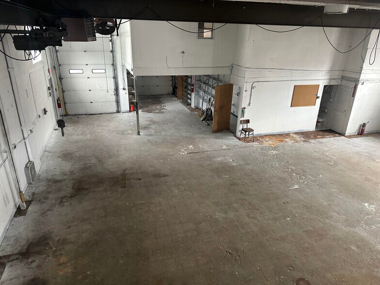 More Photos Of 180 Sargeant Ave, Clifton Warehouse For Lease