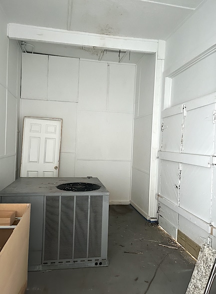 More Photos Of 702 Experiment St, Griffin Storefront Retail Office For Sale
