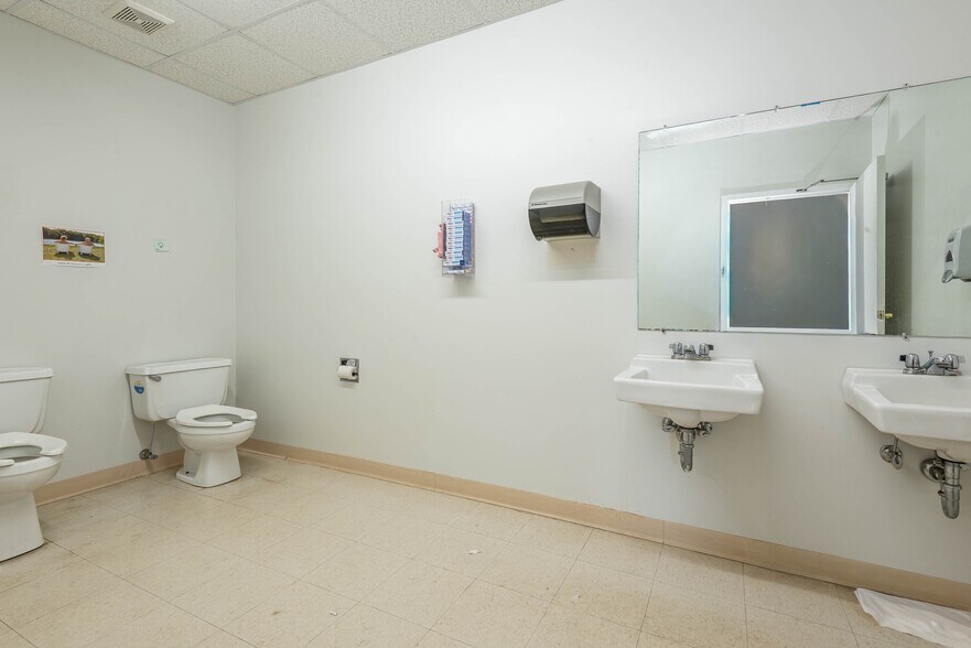 More Photos Of 1430 Willis Dr, Bloomington Warehouse For Sale