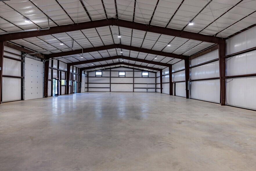 More Photos Of 6451 Silver Saddle Rd, Fort Worth Warehouse For Lease
