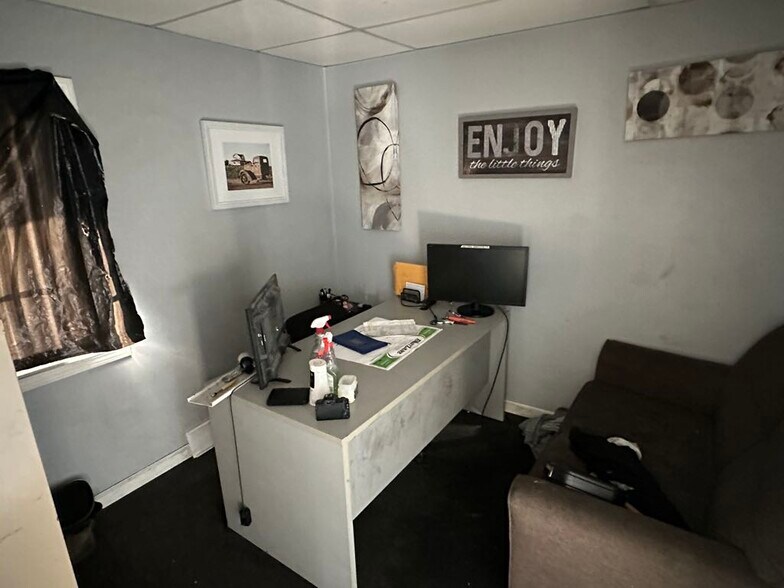 More Photos Of 13400 Gratiot Ave, Detroit Auto Dealership For Sale