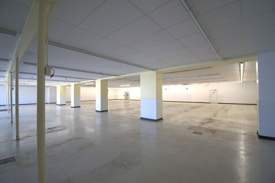 More Photos Of 5101 W Division St, Chicago Storefront For Lease