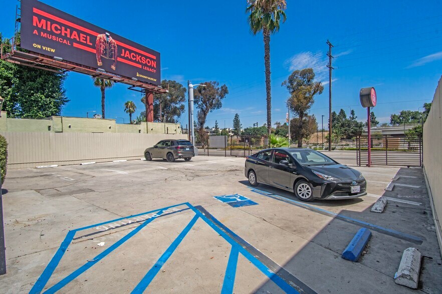 More Photos Of 10820 Ventura Blvd, Studio City Restaurant For Sale