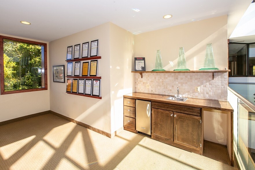 More Photos Of 2040 N Ferry St, Anoka Office For Sale