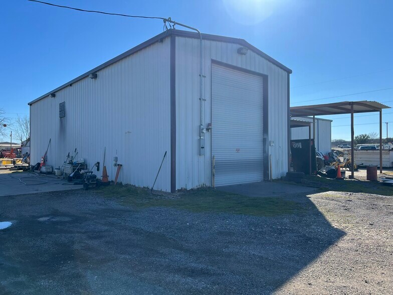 More Photos Of 3226 N Main St, Cleburne Warehouse For Lease