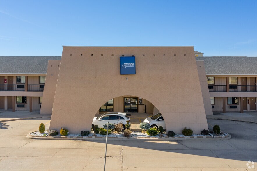 Primary Photo Of 321 N Mustang Rd, Yukon Hotel For Sale