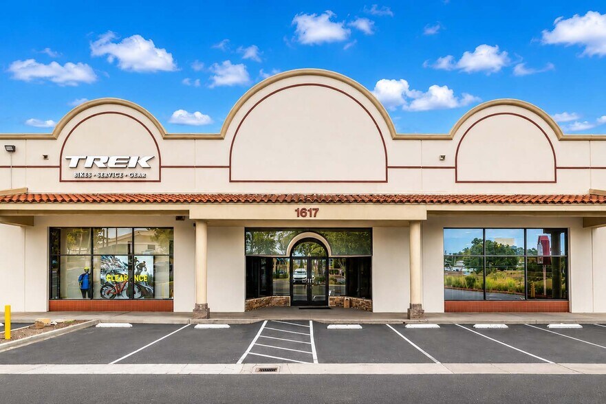 More Photos Of 1617 Capalina Rd, San Marcos Showroom For Lease