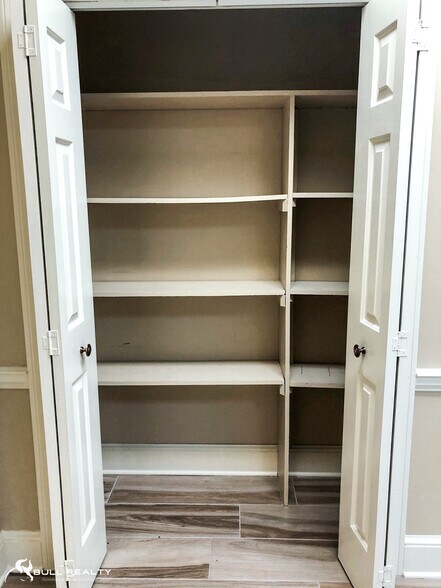 More Photos Of 200 Market Pl, Roswell Office Residential For Lease