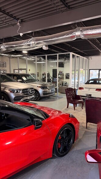 More Photos Of 11061 Shady Trl, Dallas Showroom For Lease