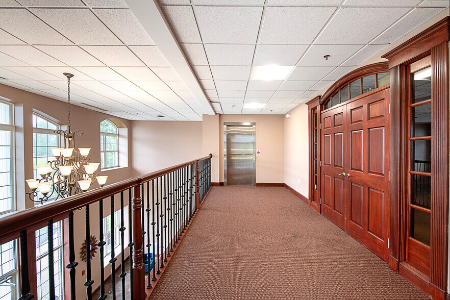 More Photos Of 387 Golfview Ln, Highland Heights Office For Lease