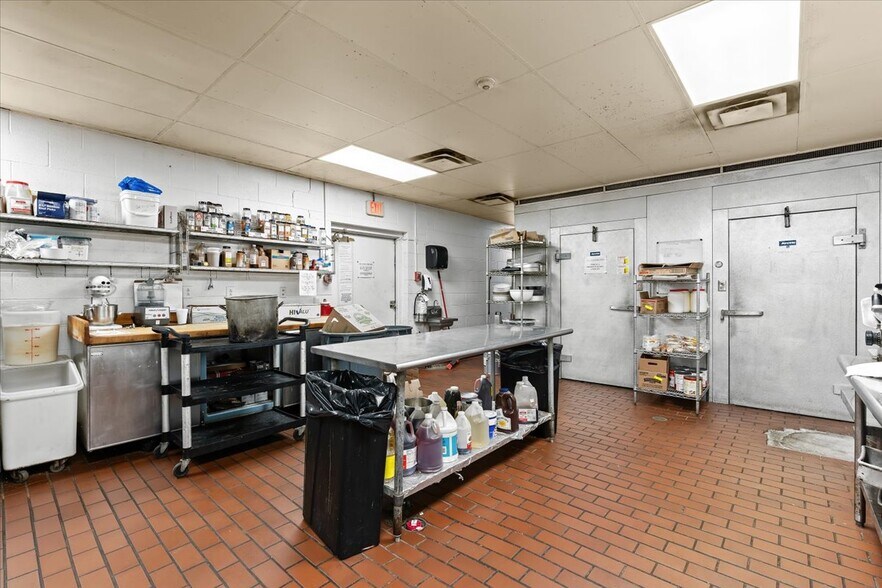 More Photos Of 9512 E Lippincott Blvd, Davison Golf Course Driving Range For Sale