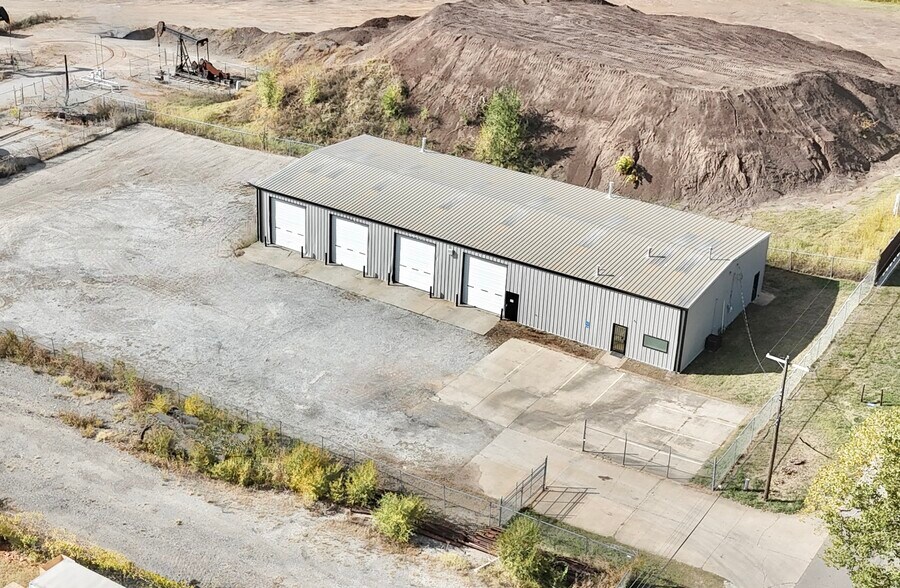 More Photos Of 3920 NW 8th St, Oklahoma City Warehouse For Lease