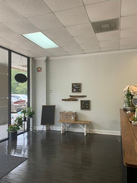 More Photos Of 13510-13520 Perkins Rd, Baton Rouge Storefront Retail Office For Lease