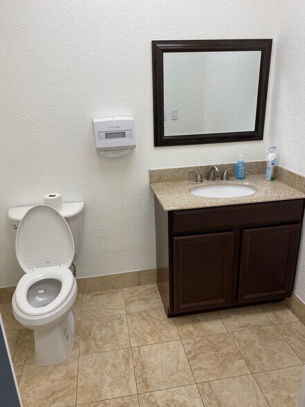 More Photos Of 1411 Edgewater Dr, Orlando Office For Lease