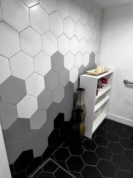 More Photos Of 330 N Western Ave, Los Angeles Storefront Retail Office For Lease