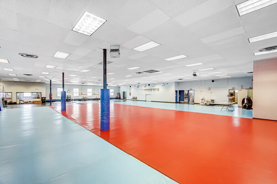 More Photos Of 20 Iron Gate Park Dr, Centerville Storefront Retail Office For Lease