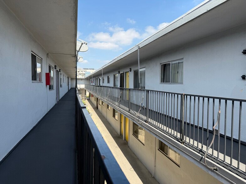 More Photos Of 1075 W 39th St, Los Angeles Apartments For Sale