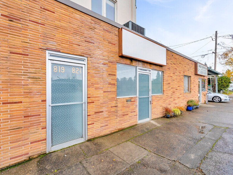 More Photos Of 811 E 1st St, Newberg Storefront Retail Residential For Lease