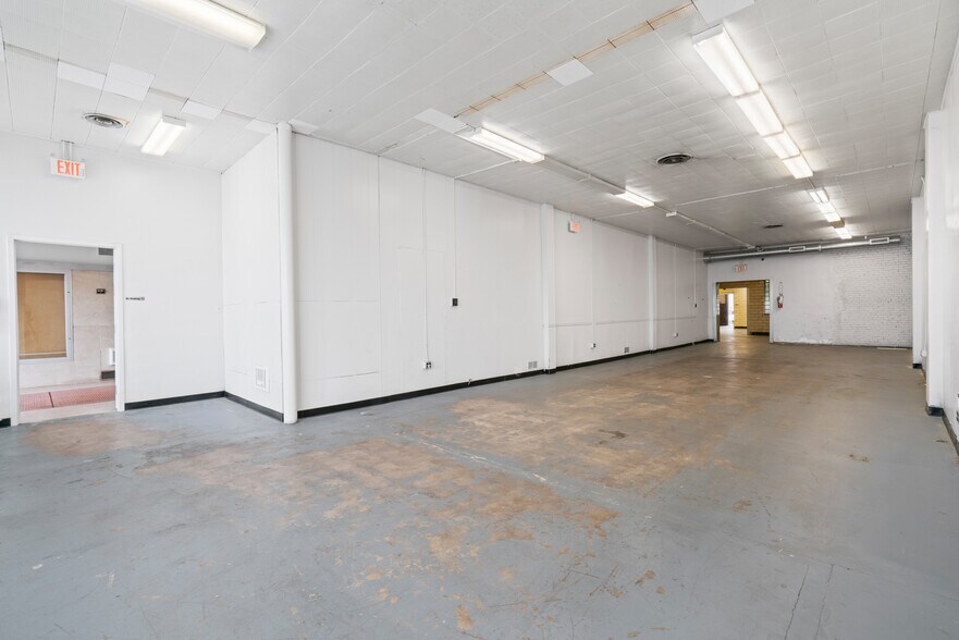 More Photos Of 1825 Boulevard of the Allies, Pittsburgh Showroom For Lease