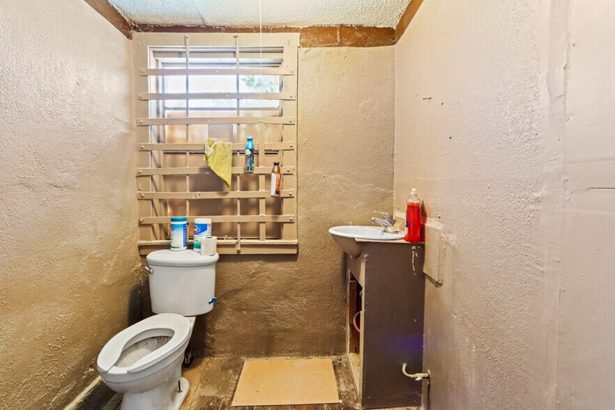 More Photos Of 10108 Socorro Dr, El Paso General Retail For Sale