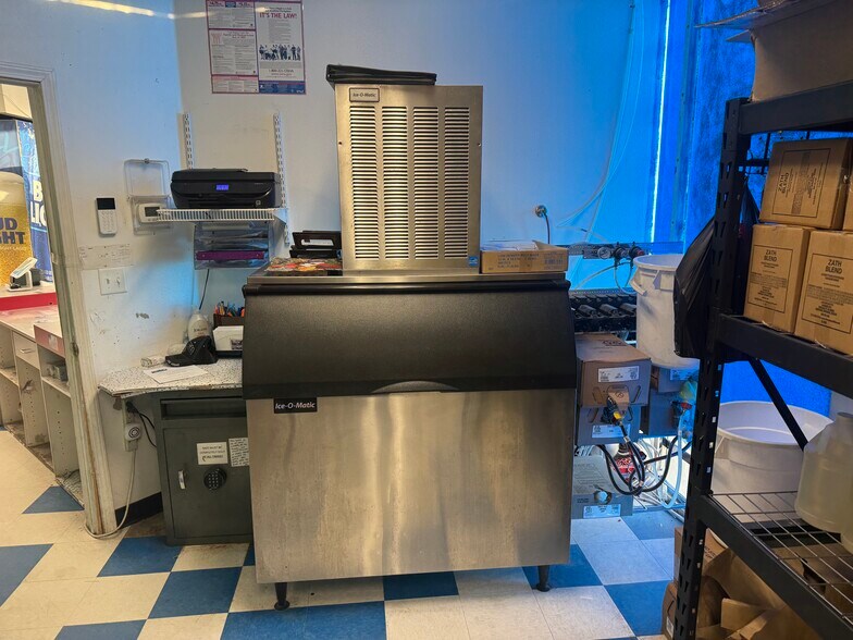 More Photos Of 1215 N Midkiff Rd, Midland Convenience Store For Sale