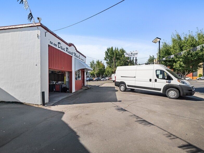 More Photos Of 1840 NE Sandy Blvd, Portland Auto Dealership For Sale