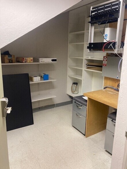 More Photos Of 1175-1195 Park Ave, Emeryville Showroom For Sale