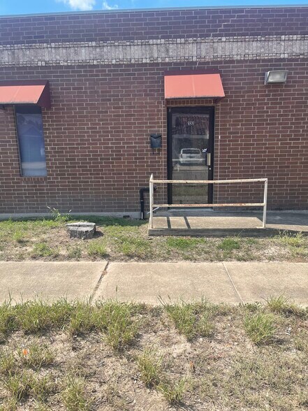 More Photos Of 122 E Van Week St, Edinburg Office For Sale