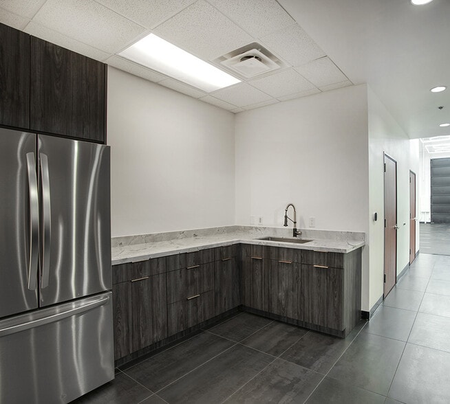More Photos Of 9096 E Bahia Dr, Scottsdale Showroom For Sale