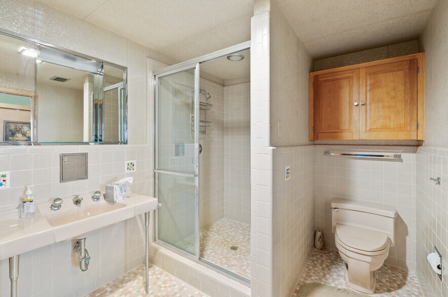 More Photos Of 531 W Main St, Denison Office For Sale