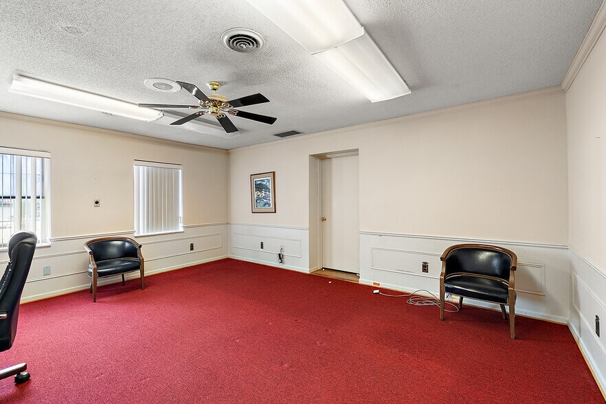 More Photos Of 22815 Kelly Rd, Eastpointe Loft Creative Space For Sale