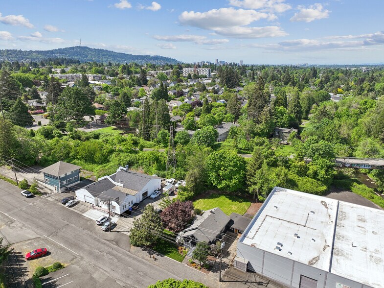 More Photos Of 2105 SE Ochoco St, Portland Office For Sale