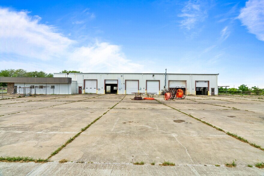 More Photos Of 3806 E Rio Grande St, Victoria Warehouse For Sale