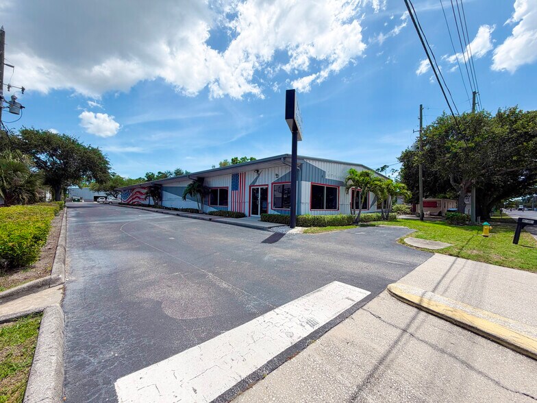 More Photos Of 3900 78th Ave, Pinellas Park Showroom For Lease
