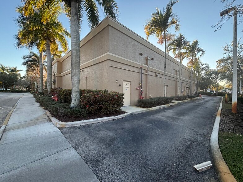 More Photos Of 2575 Glades Cir, Weston Restaurant For Sale