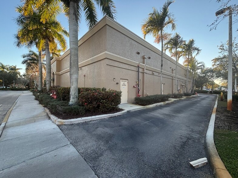 More Photos Of 2575 Glades Cir, Weston Restaurant For Sale