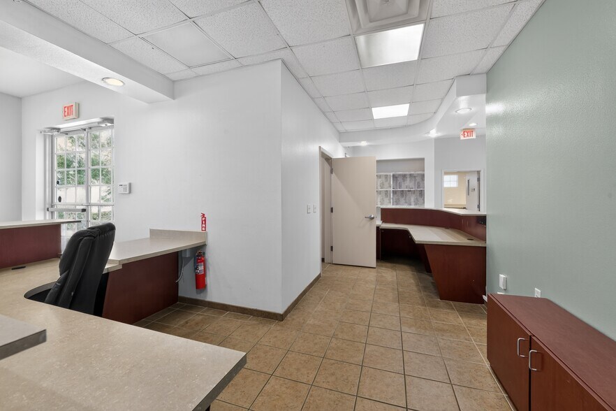 More Photos Of 2555 Pinellas Point Dr S, Saint Petersburg Veterinarian Kennel For Sale