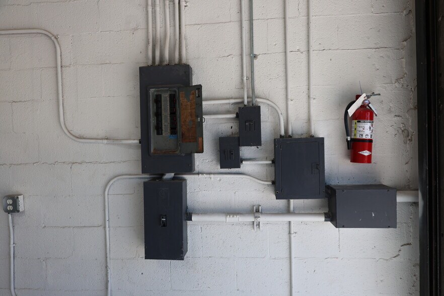 More Photos Of 1847 NW 21st St, Miami Warehouse For Lease