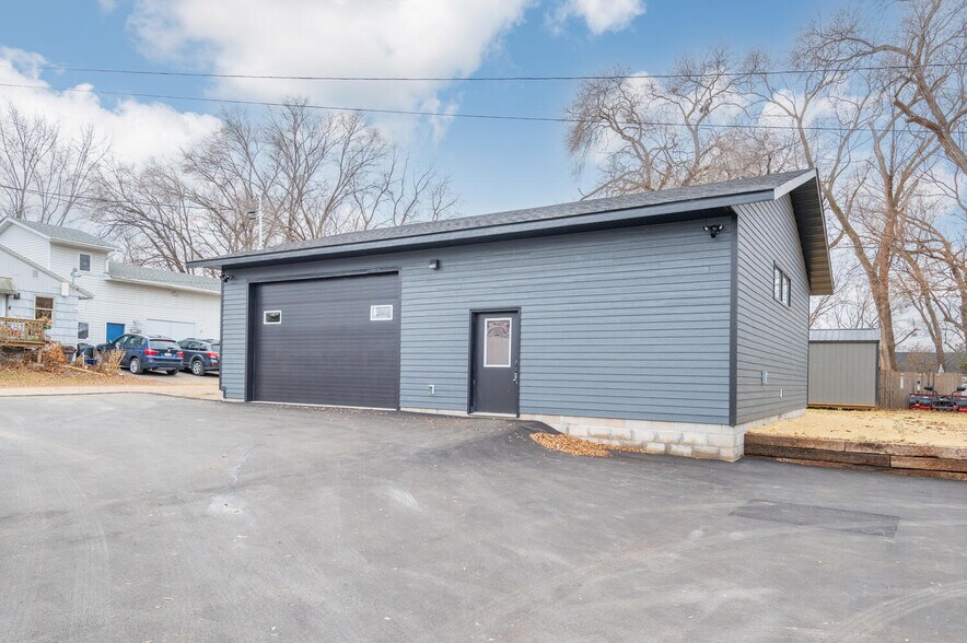 More Photos Of 936 1st Ave E, Shakopee Auto Repair For Sale