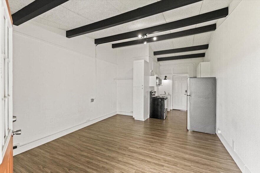 More Photos Of 15589 Lee Hwy, Bristol Apartments For Sale