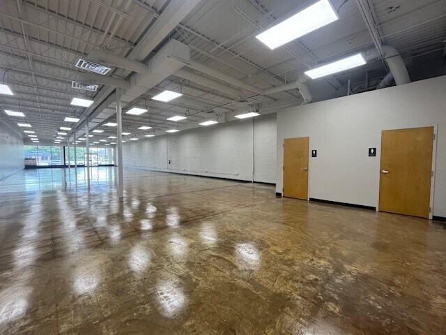 More Photos Of 1211 16th St NE, Hickory Storefront For Lease