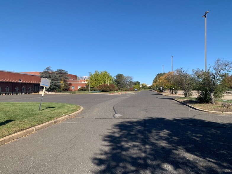 More Photos Of 235 Willow Brook Rd, Freehold Manufacturing For Lease