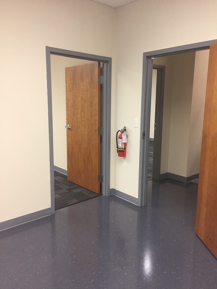 More Photos Of 3653 Regent Blvd, Jacksonville Flex For Lease